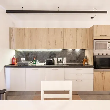 259/4 Prime Location! Lovely 1 Bedroom Flat *